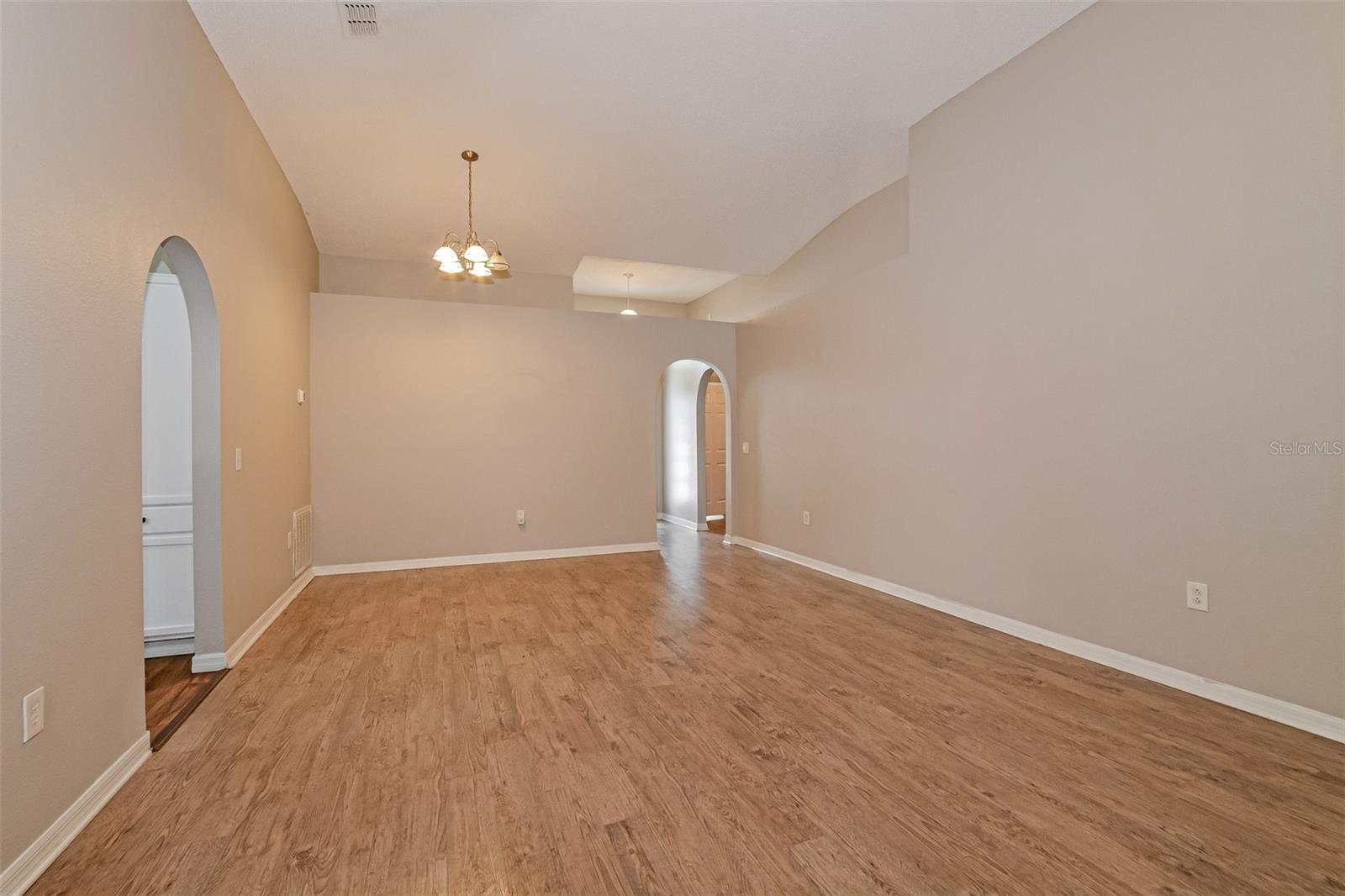207 Ronaldale Ave Property Photo 4