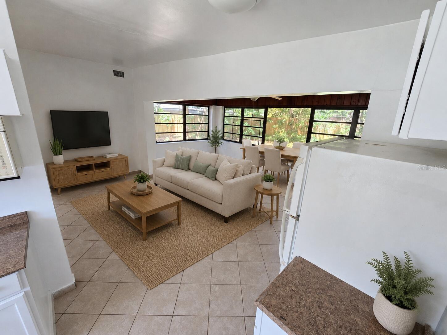 5825 Yucatan Dr Property Photo 3