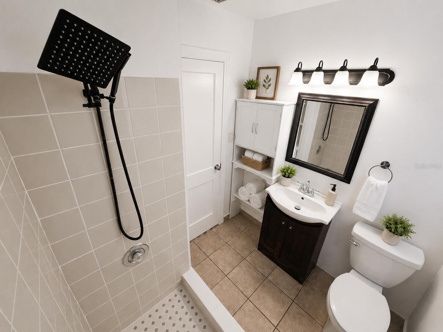 5825 Yucatan Dr Property Photo 8