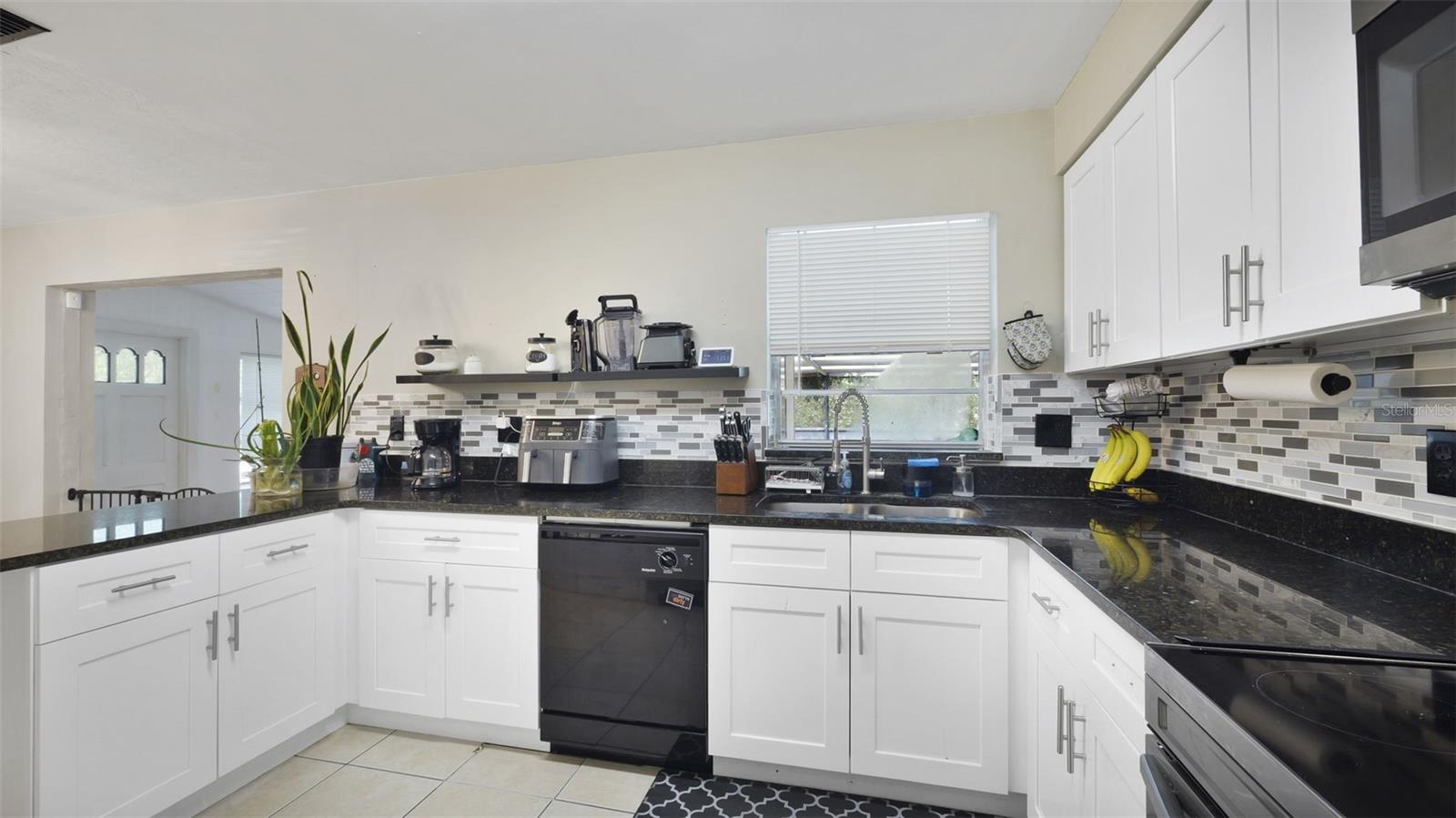 1460 E Lombardy Dr Property Photo 13