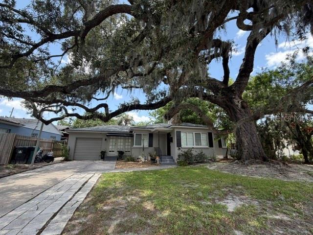 1009 E Marks St Property Photo 1