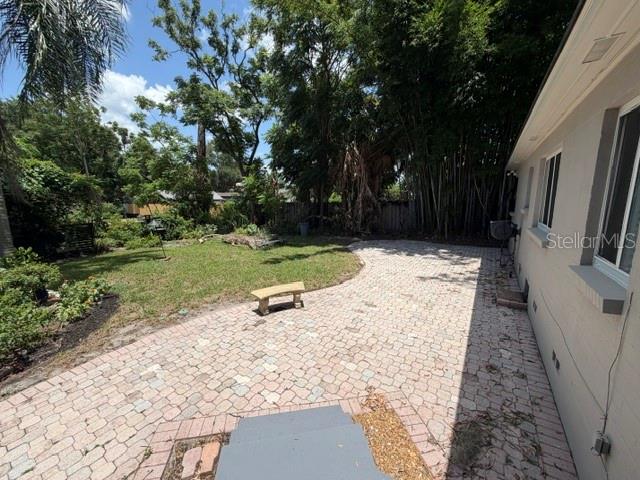 1009 E Marks St Property Photo 6