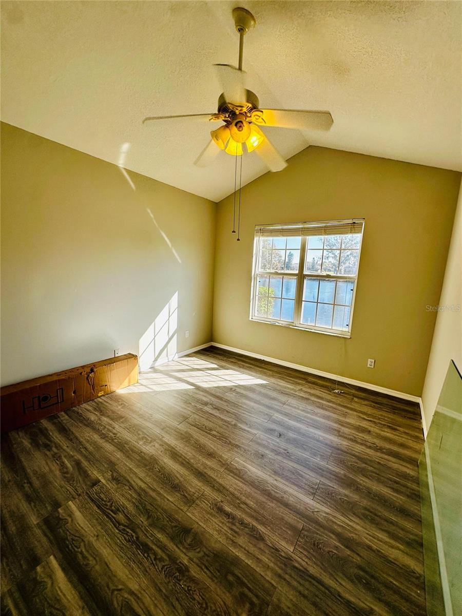 801 Silverthorn Ln Property Photo 8
