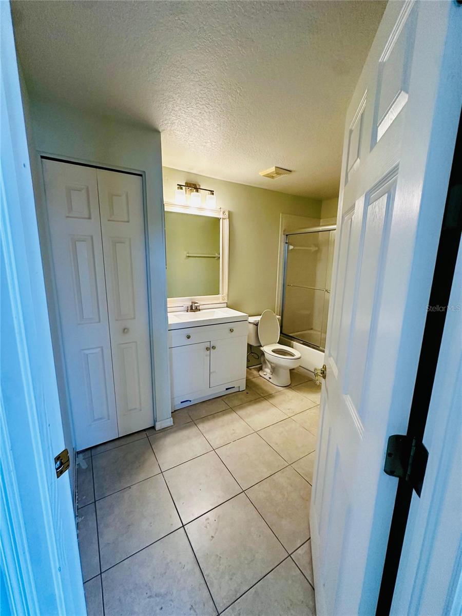 801 Silverthorn Ln Property Photo 9