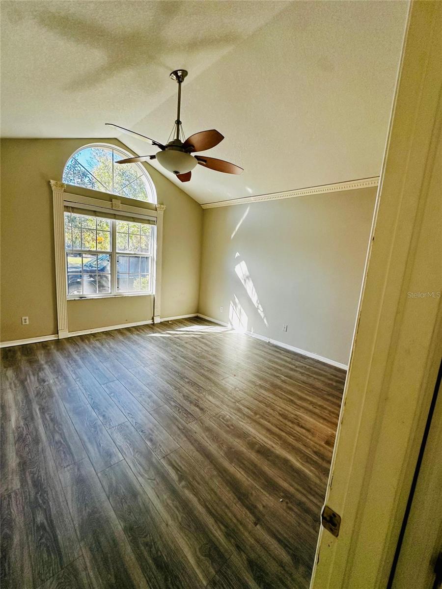801 Silverthorn Ln Property Photo 10