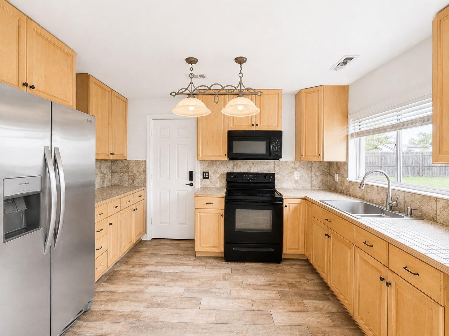 1409 Madrid Way Property Photo 3