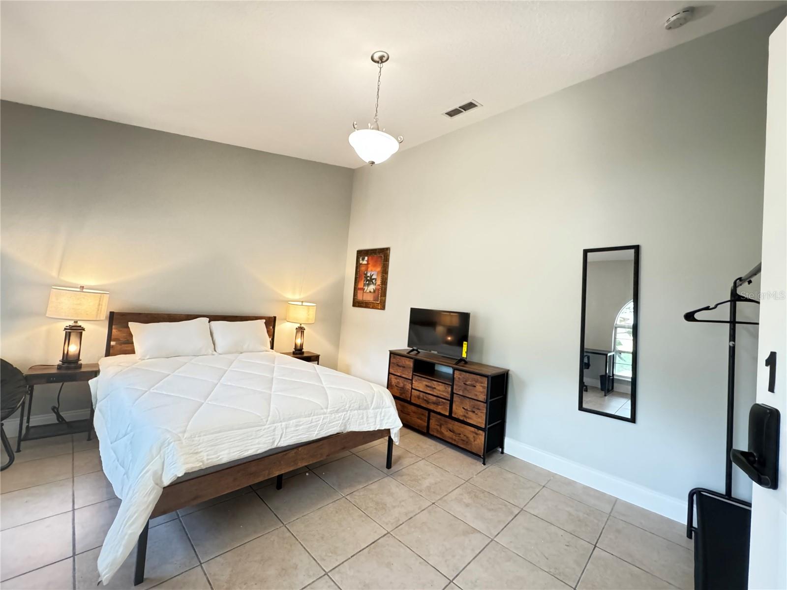 O6427624 Property Photo 14