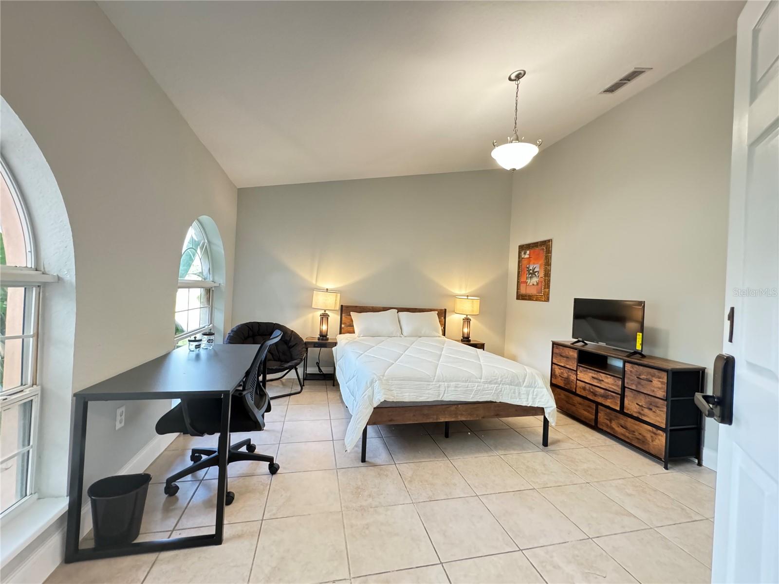 O6427624 Property Photo 16