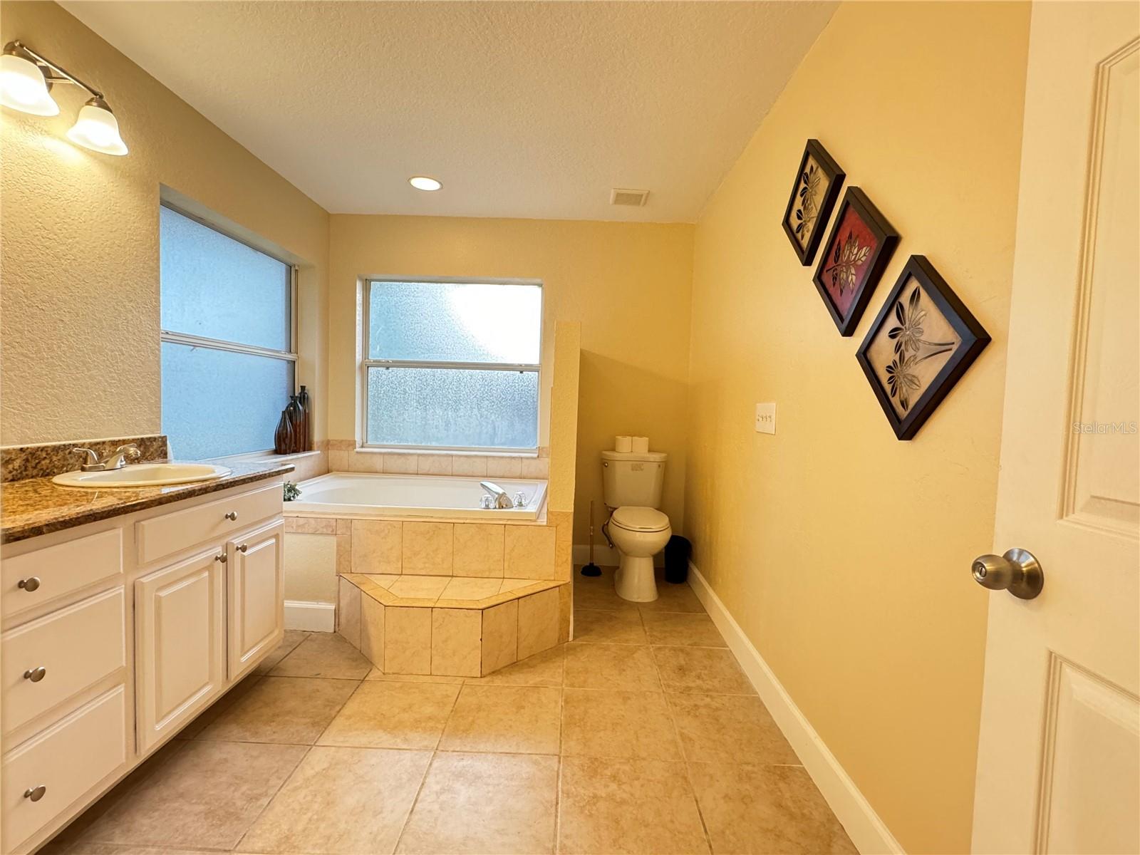 O6427624 Property Photo 25