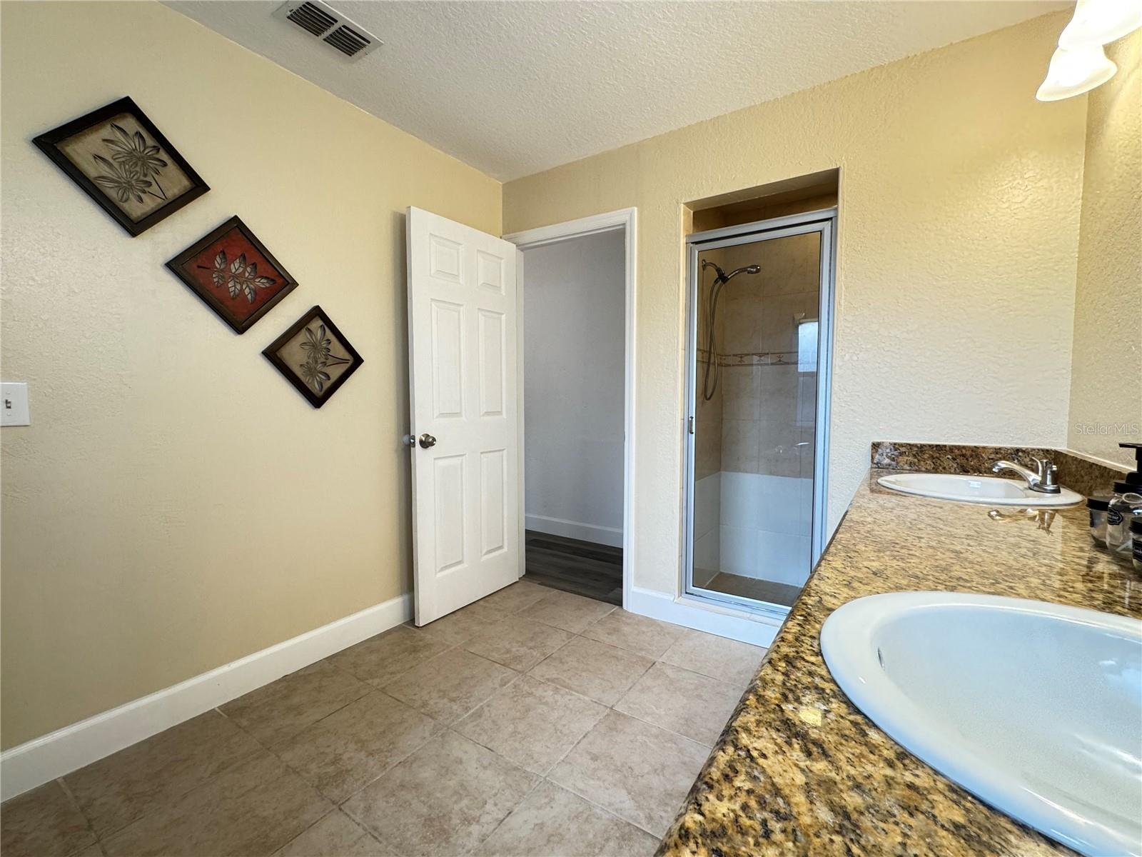 O6427624 Property Photo 27