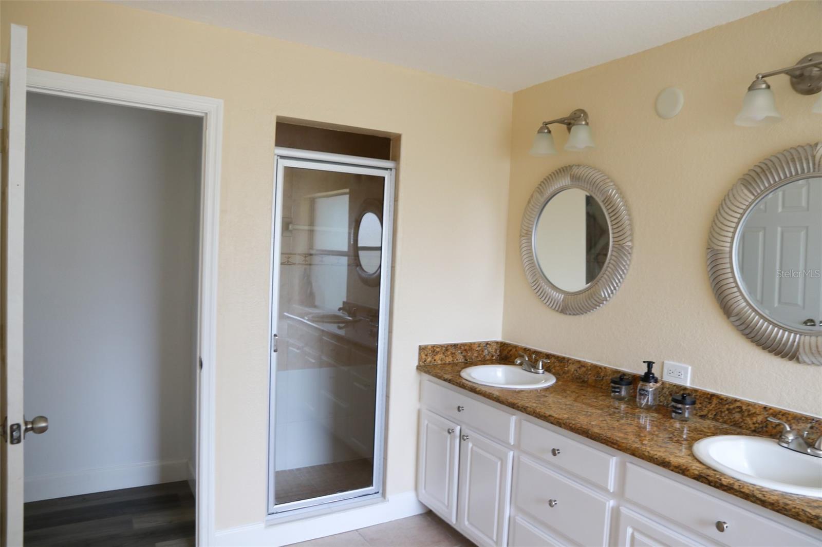 O6427624 Property Photo 33