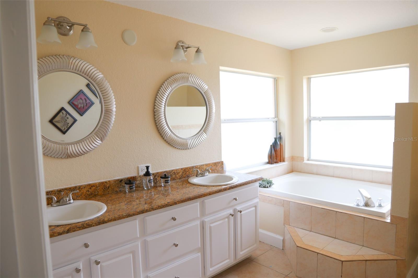 O6427624 Property Photo 34