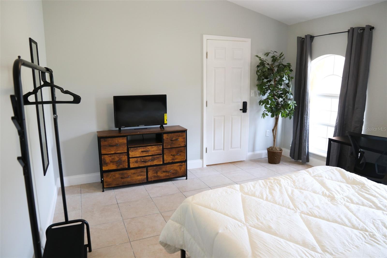 O6427624 Property Photo 42