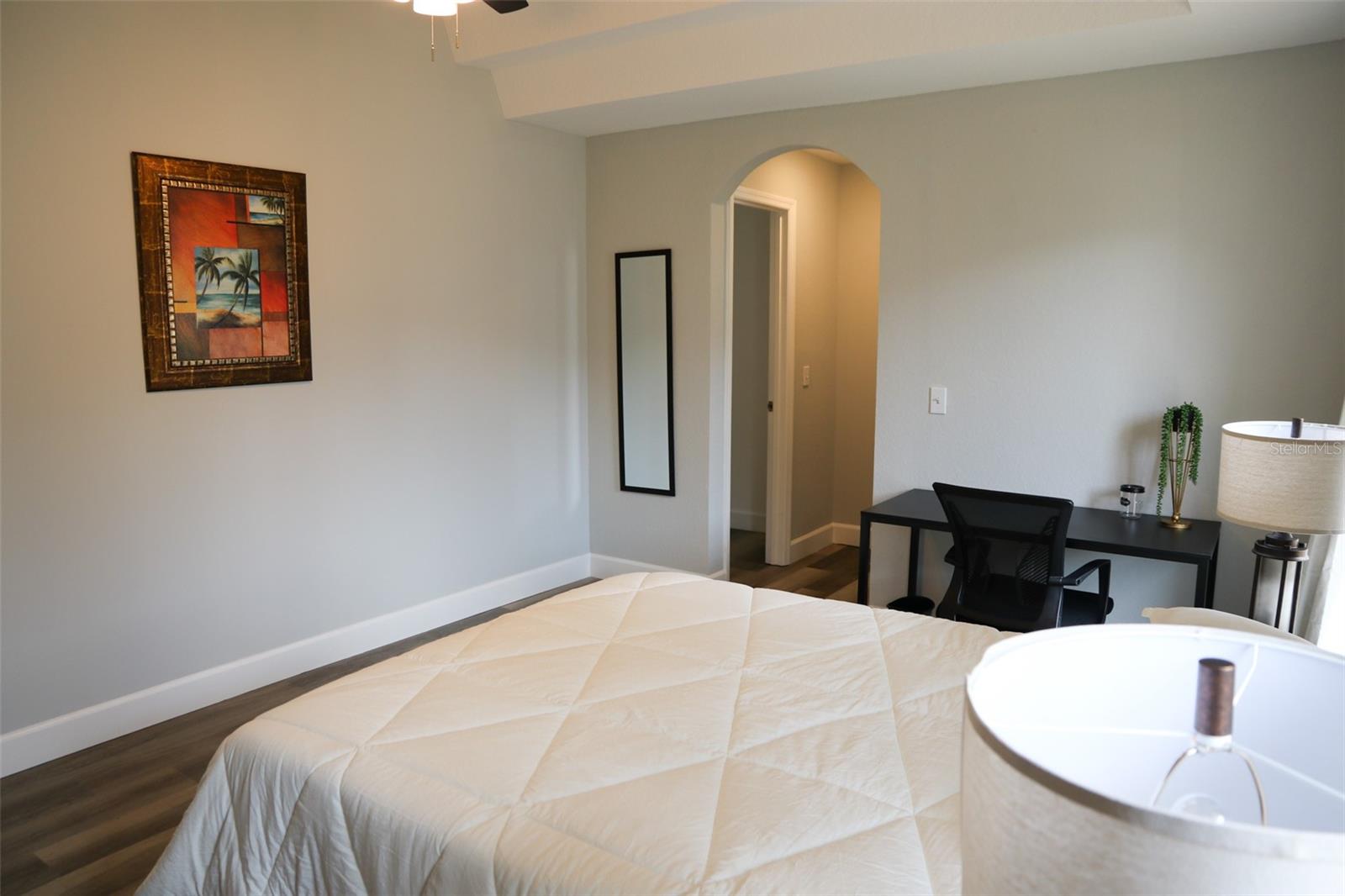 O6427624 Property Photo 44