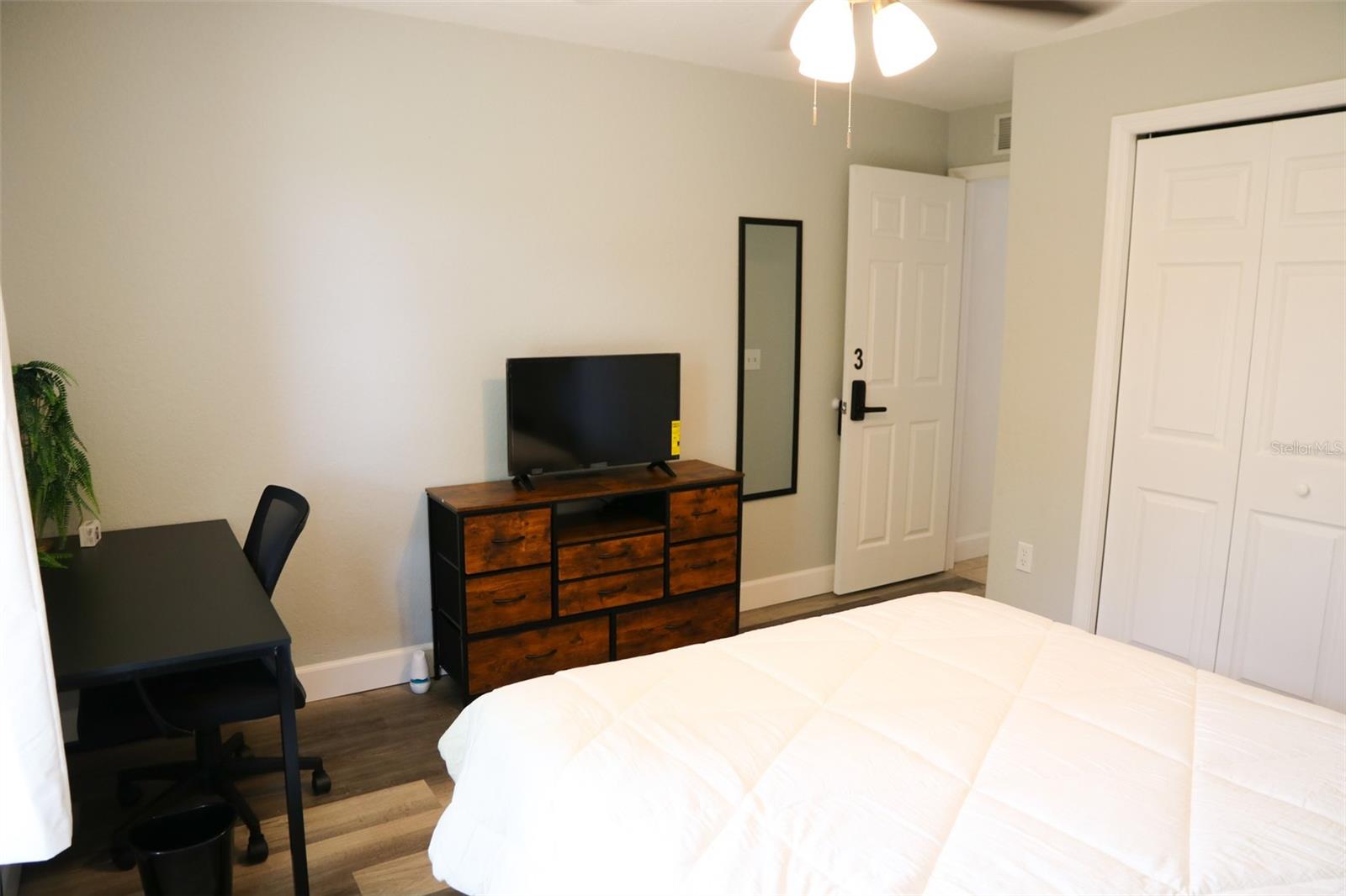 O6427624 Property Photo 56