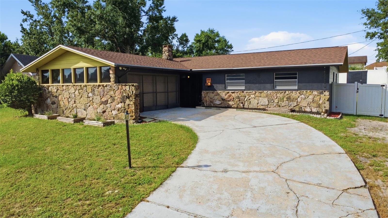 1441 NE OLD MILL DR