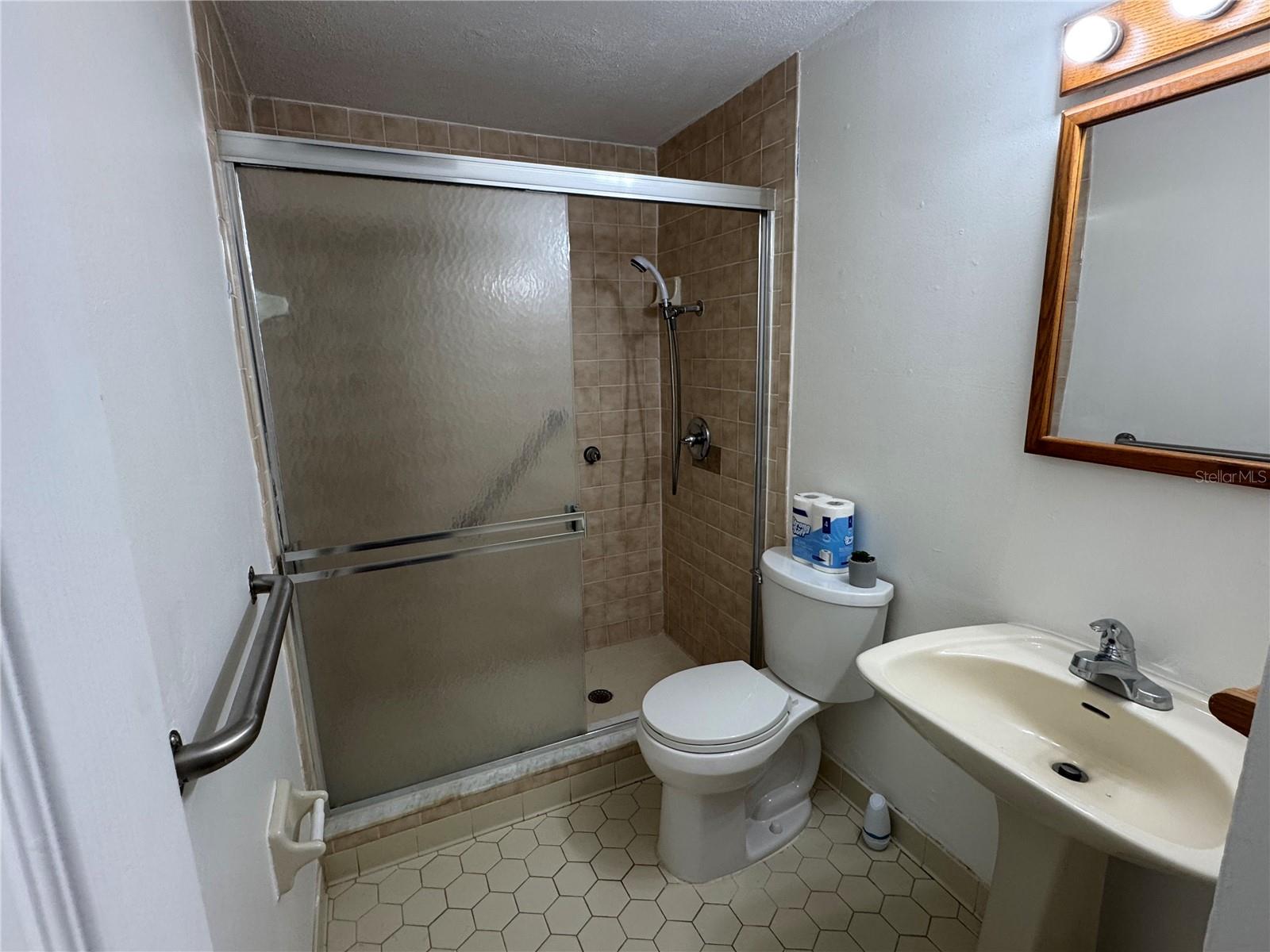 O6427651 Property Photo 12