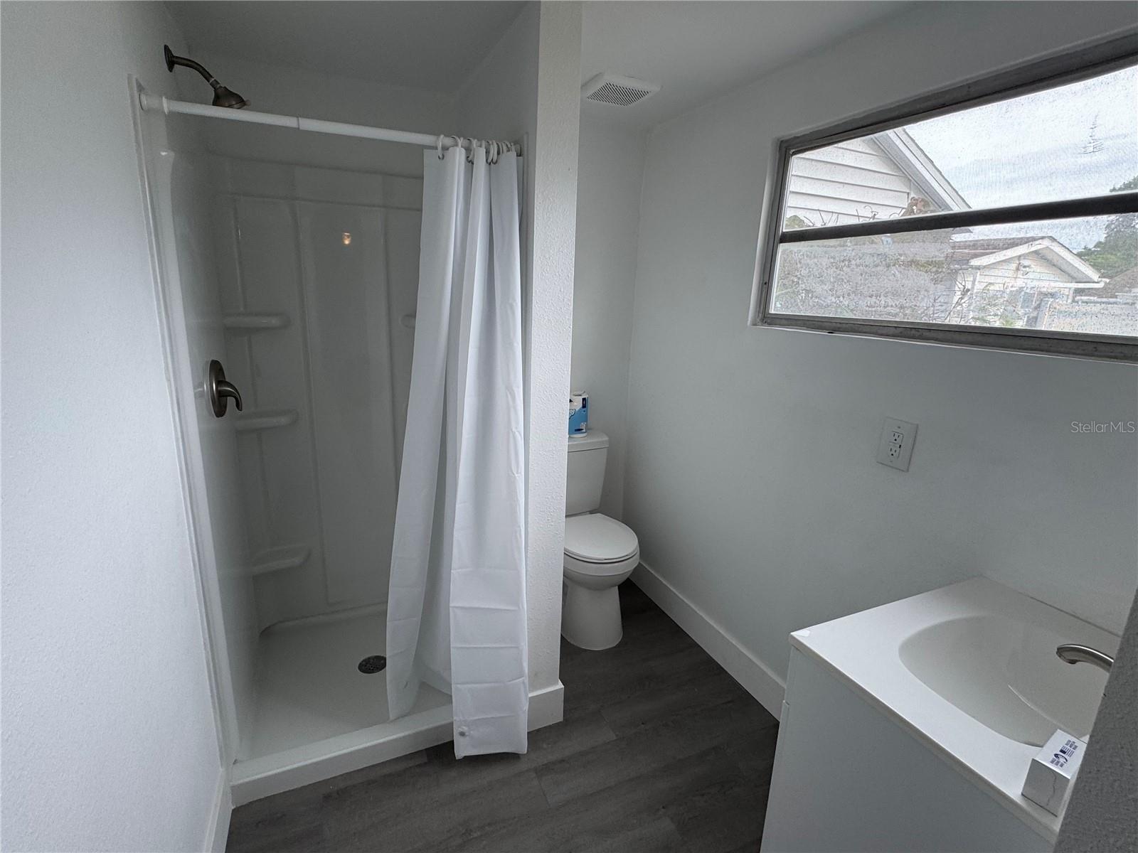 O6427651 Property Photo 18