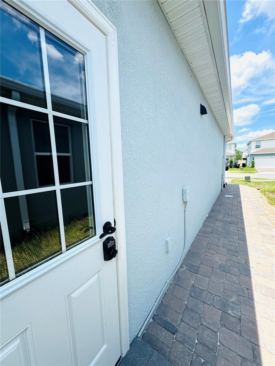 O6427780 Property Photo 2