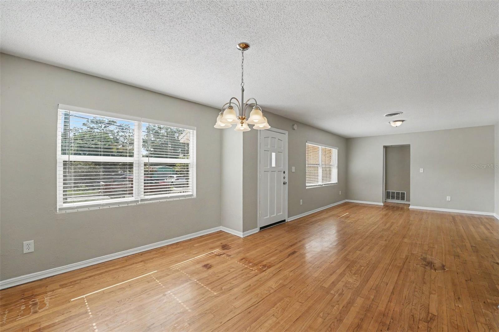 2935 Woodland Hills Ave Property Photo 2