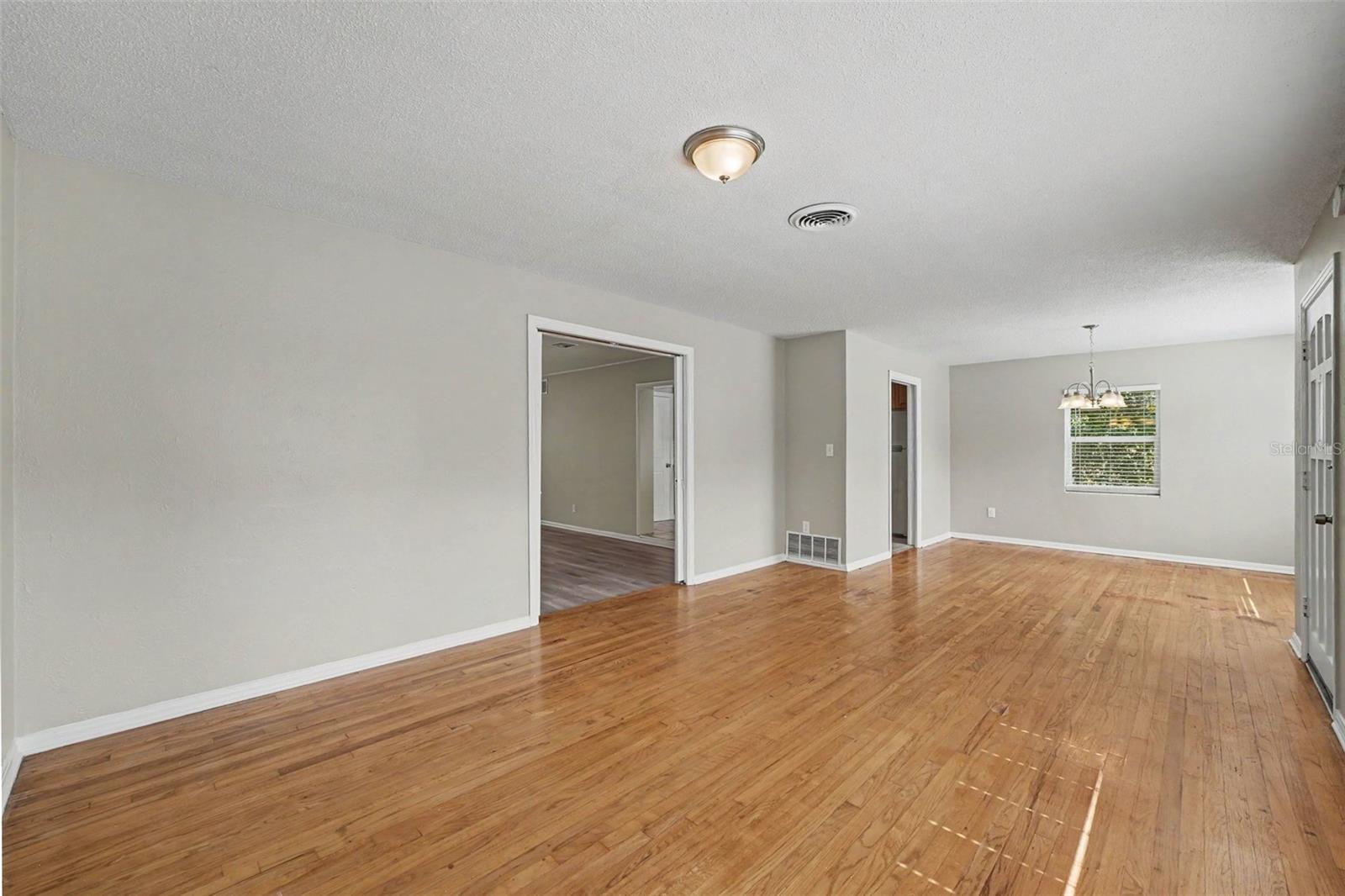 2935 Woodland Hills Ave Property Photo 3