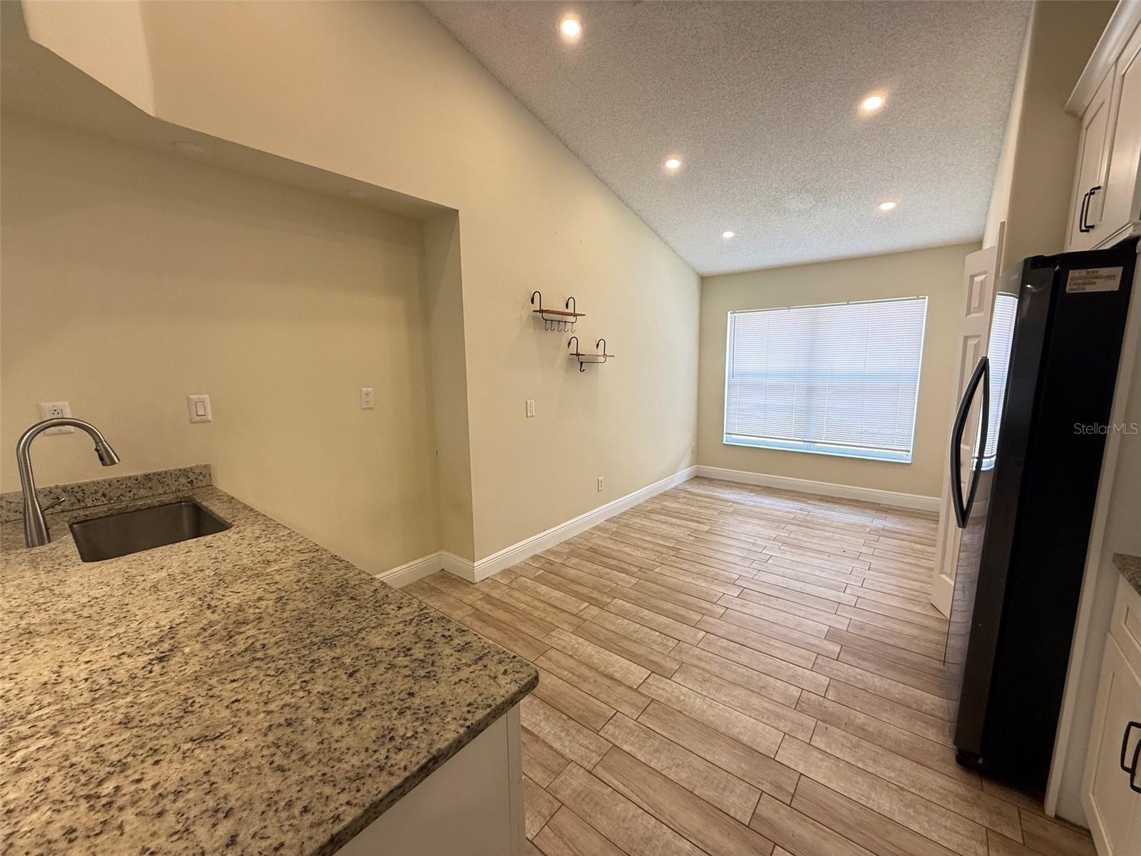 1221 Singleton Cir Property Photo 4