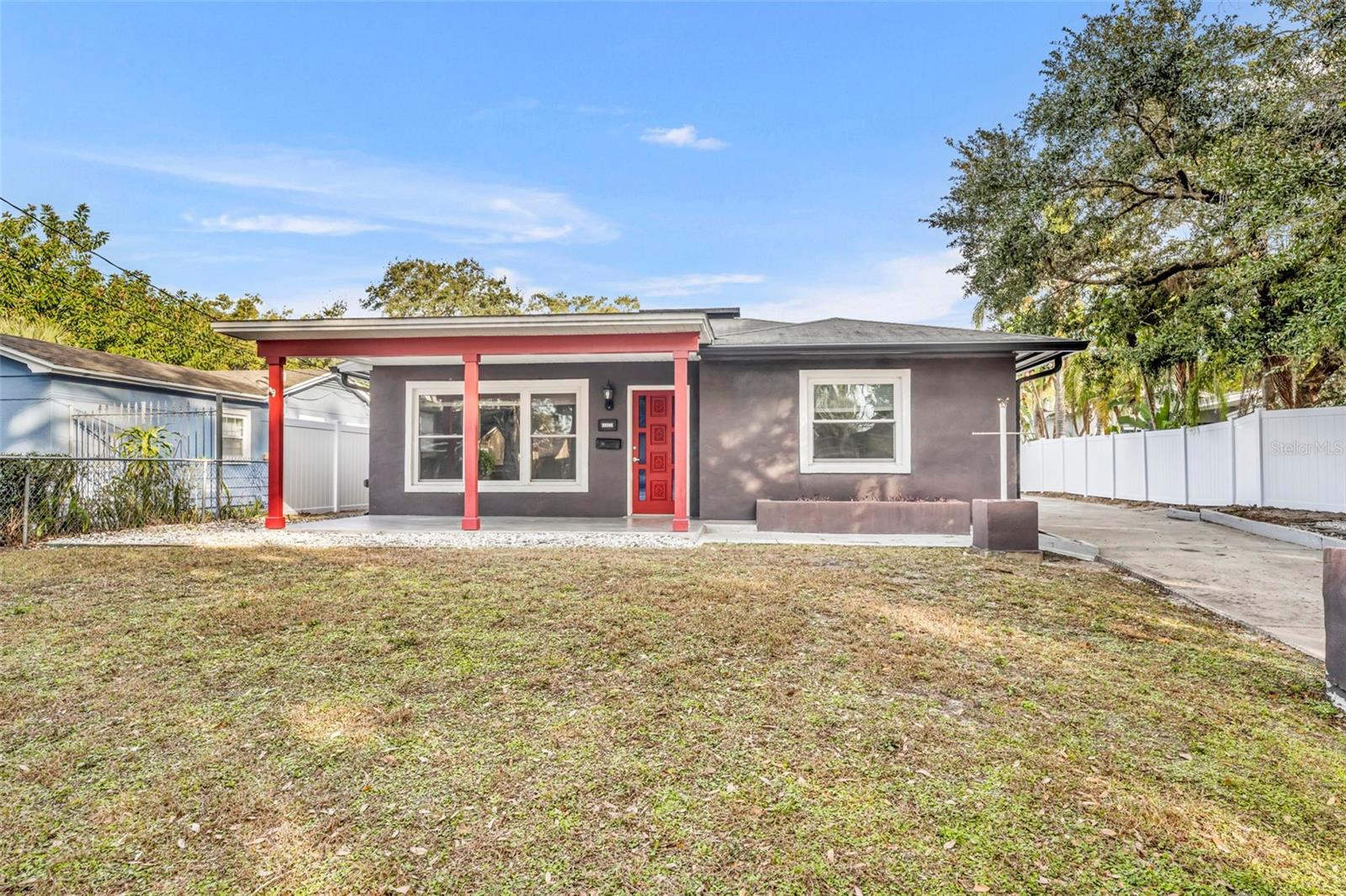 1811 Park Lake St Property Photo 3