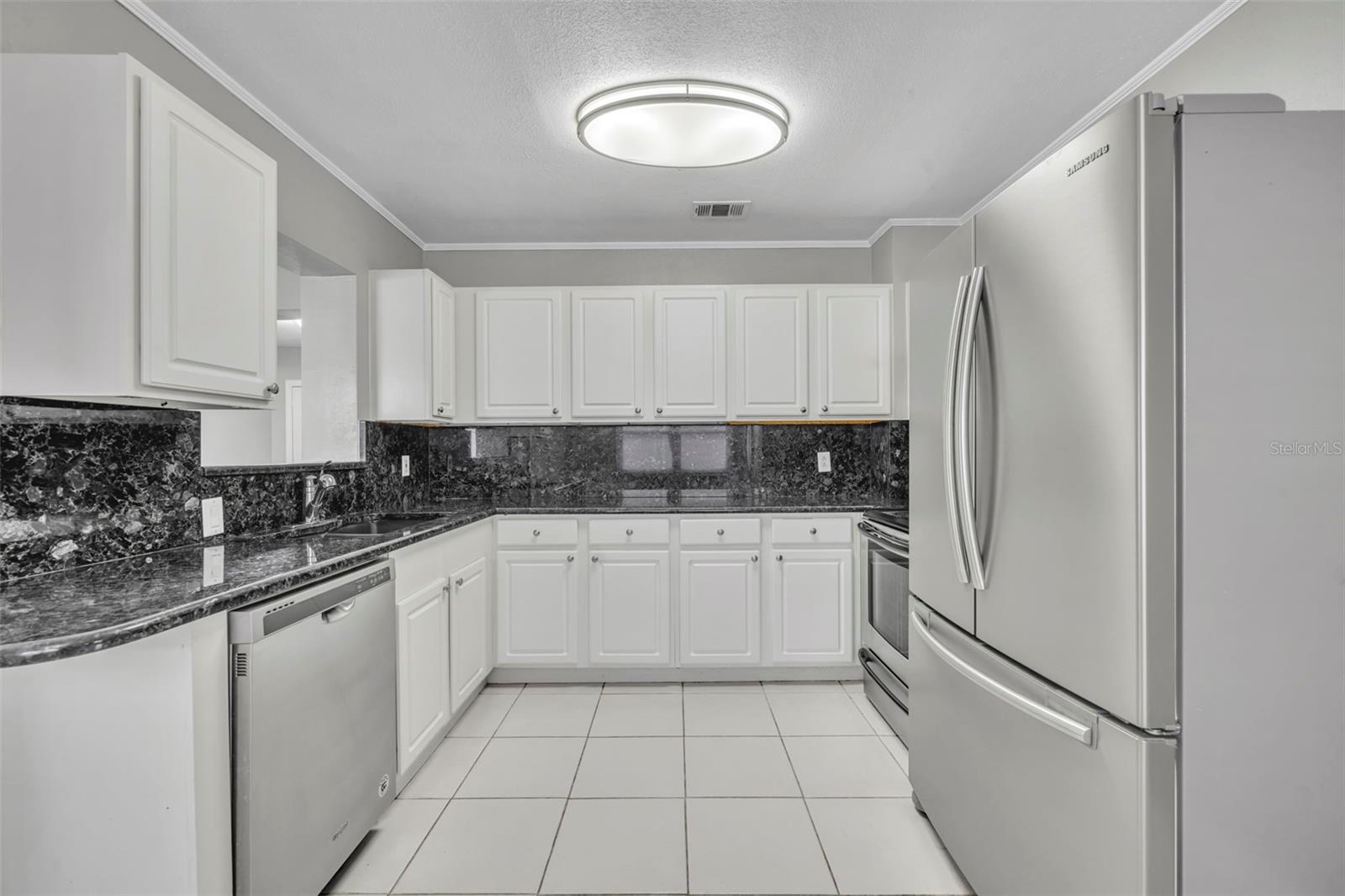 1811 Park Lake St Property Photo 11