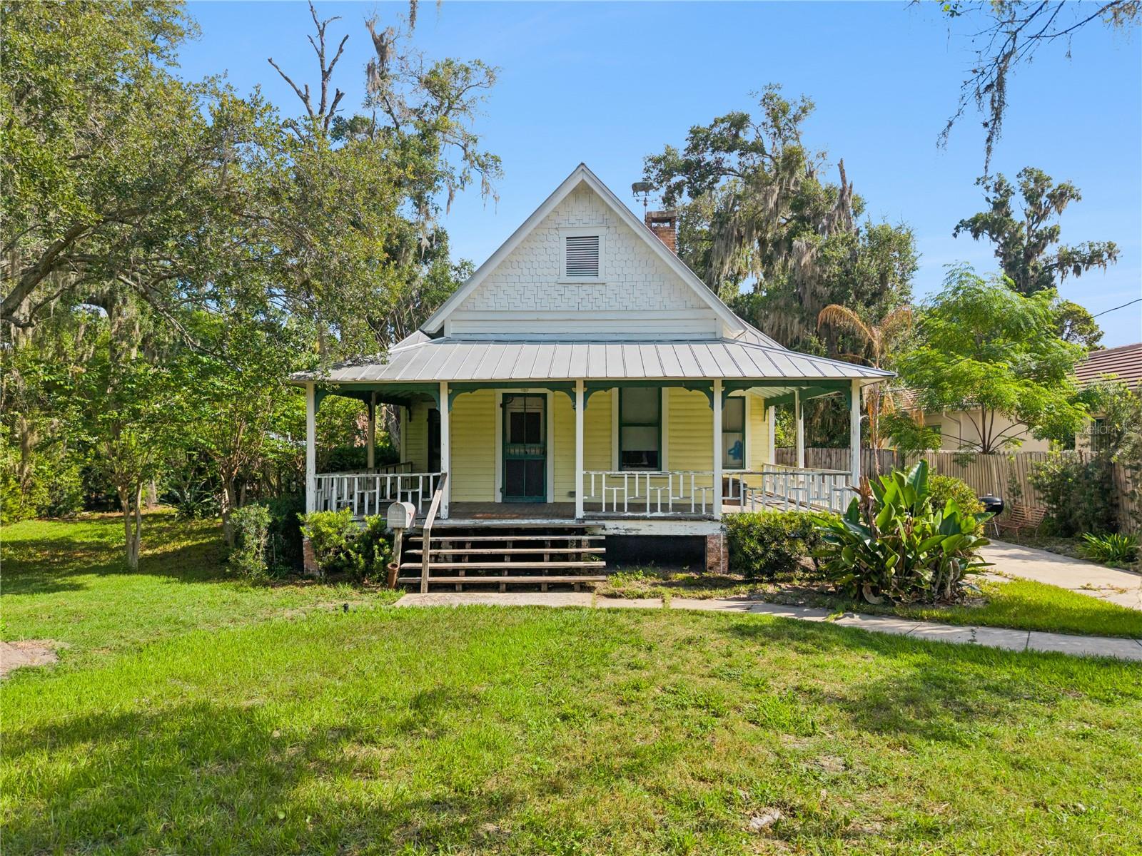 251 W HORATIO AVE Property Photo 1