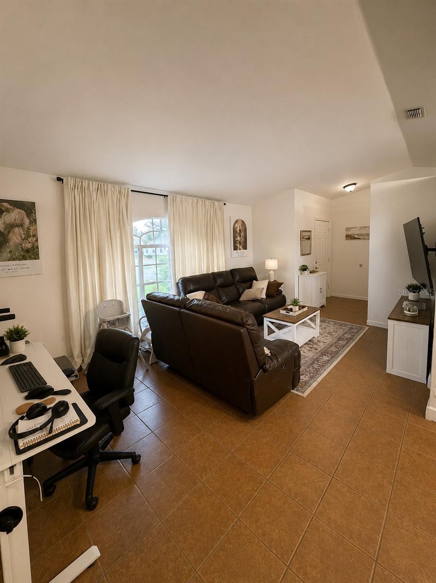 2113 N Normandy Blvd Property Photo 9