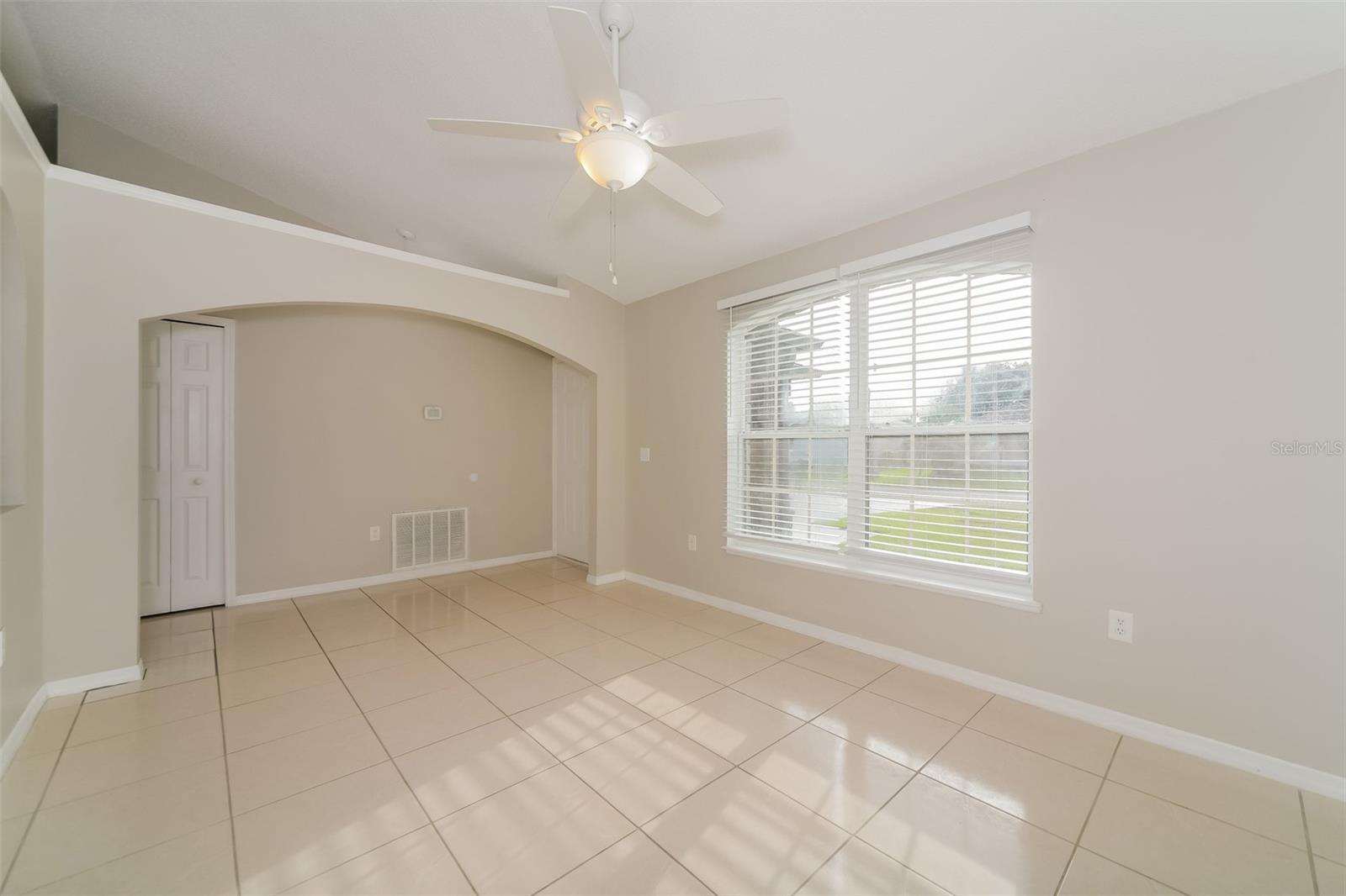 611 Basingstoke Ct Property Photo 3