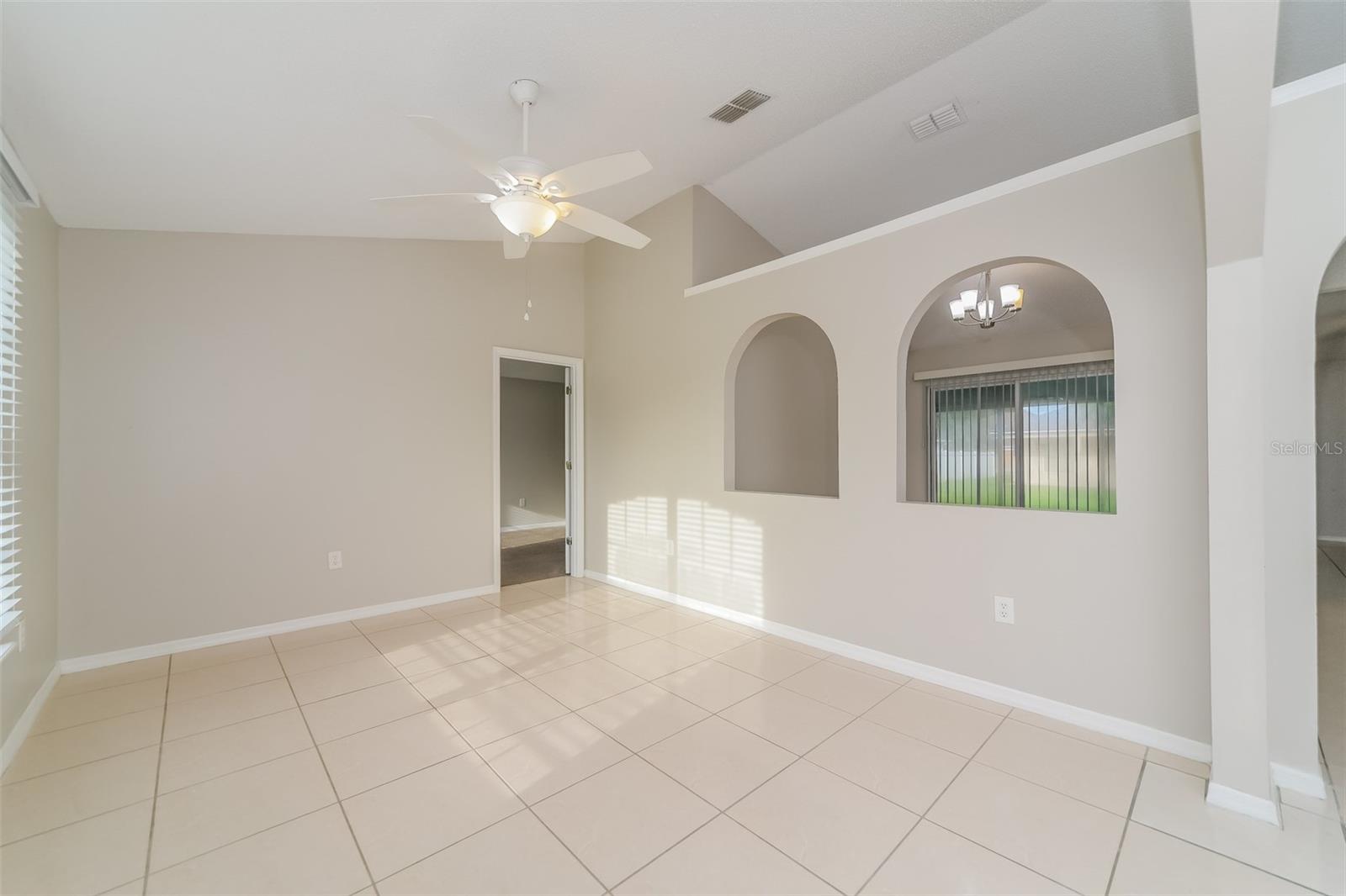 611 Basingstoke Ct Property Photo 5