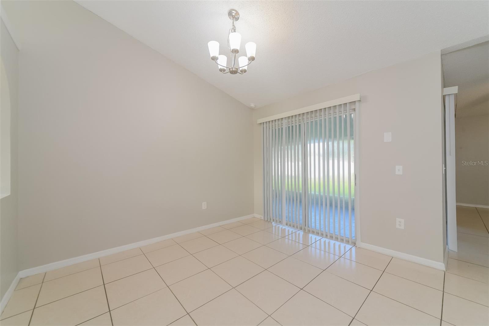 611 Basingstoke Ct Property Photo 6