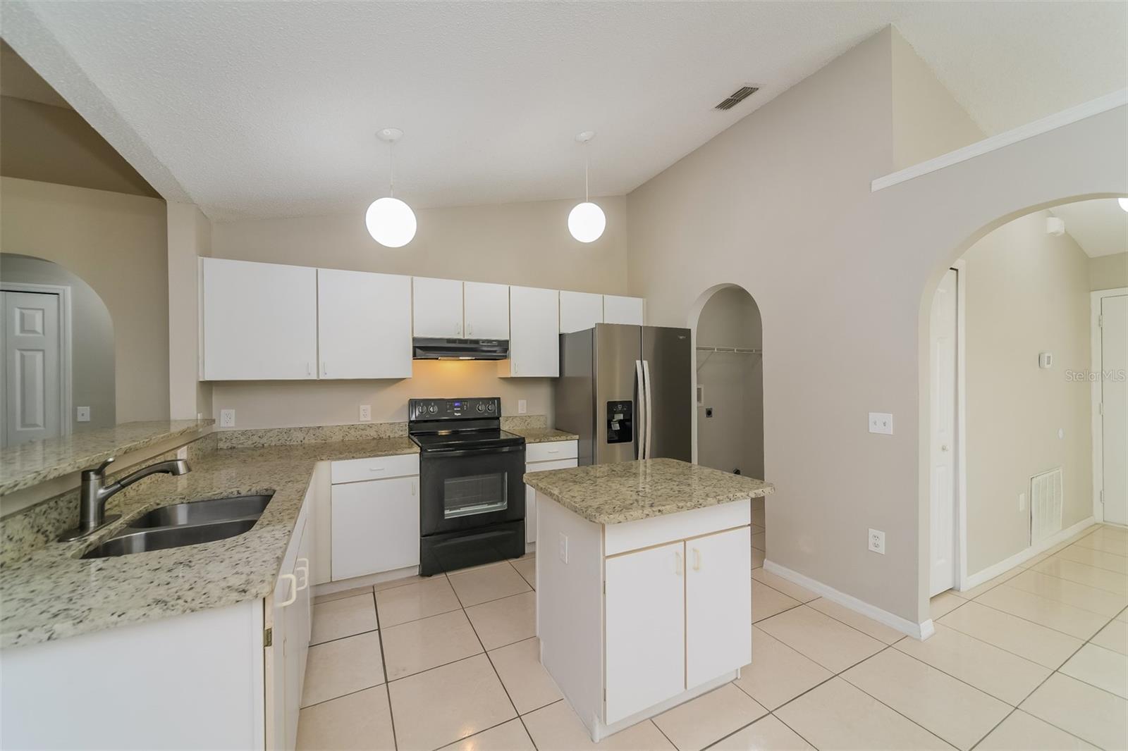 611 Basingstoke Ct Property Photo 9