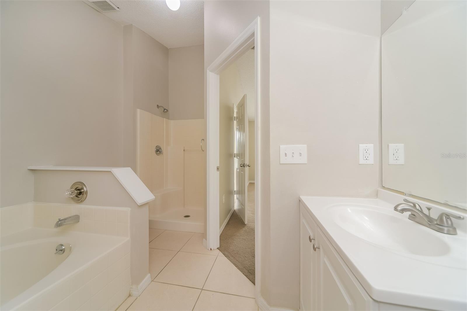 611 Basingstoke Ct Property Photo 14