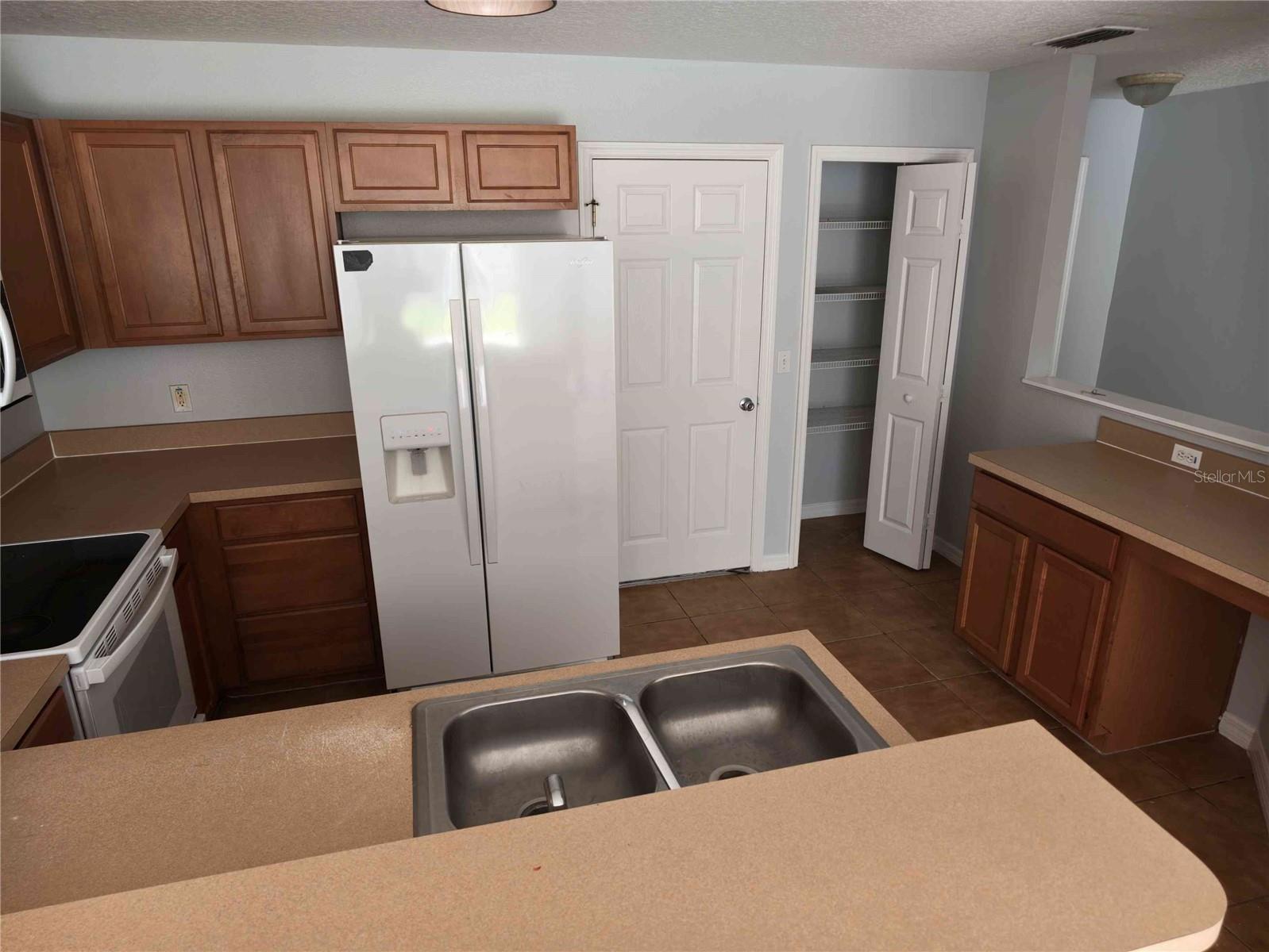 669 Cresting Oak Cir #30 Property Photo 3