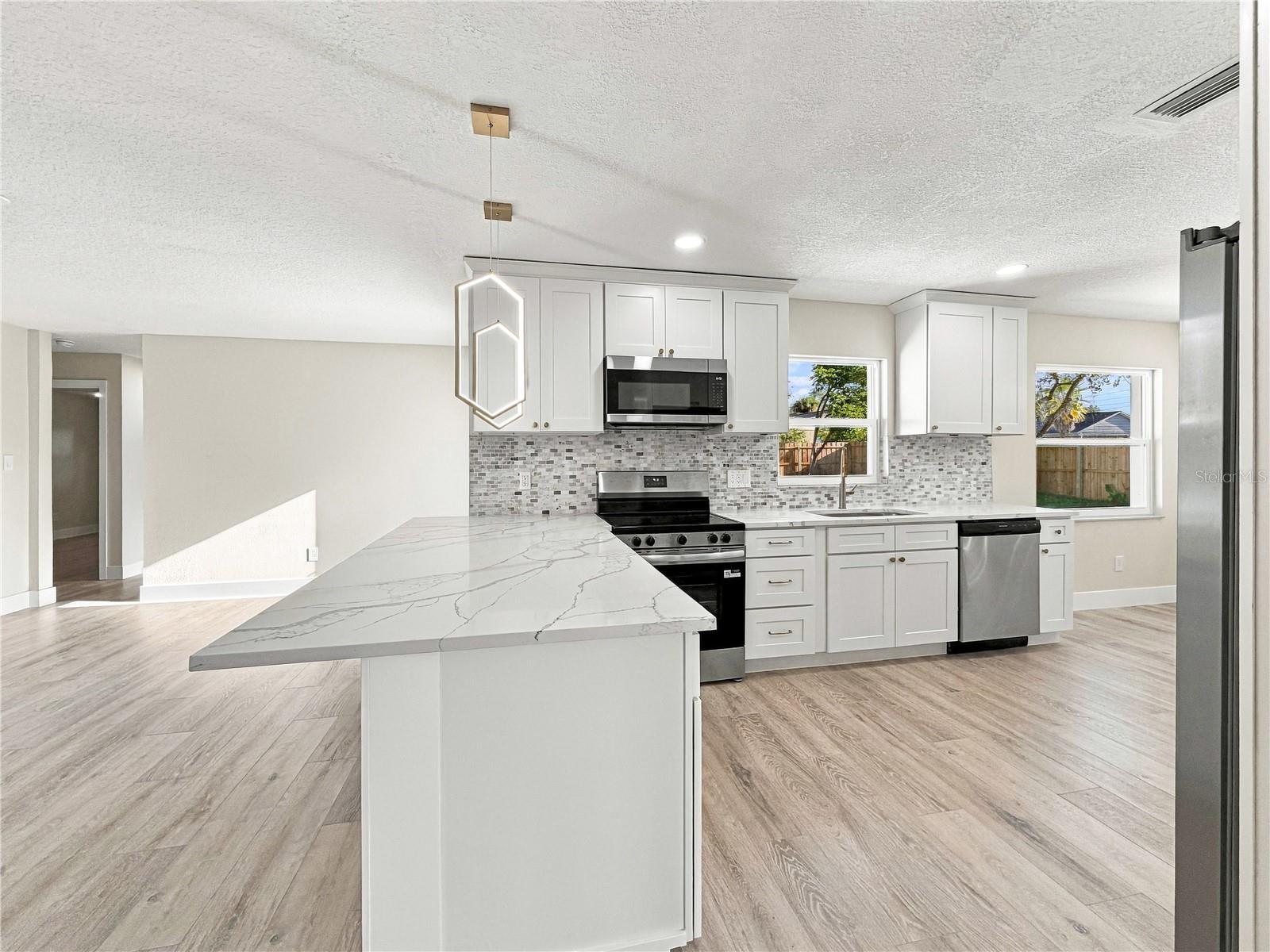 7015 Crestlake Dr Property Photo 3