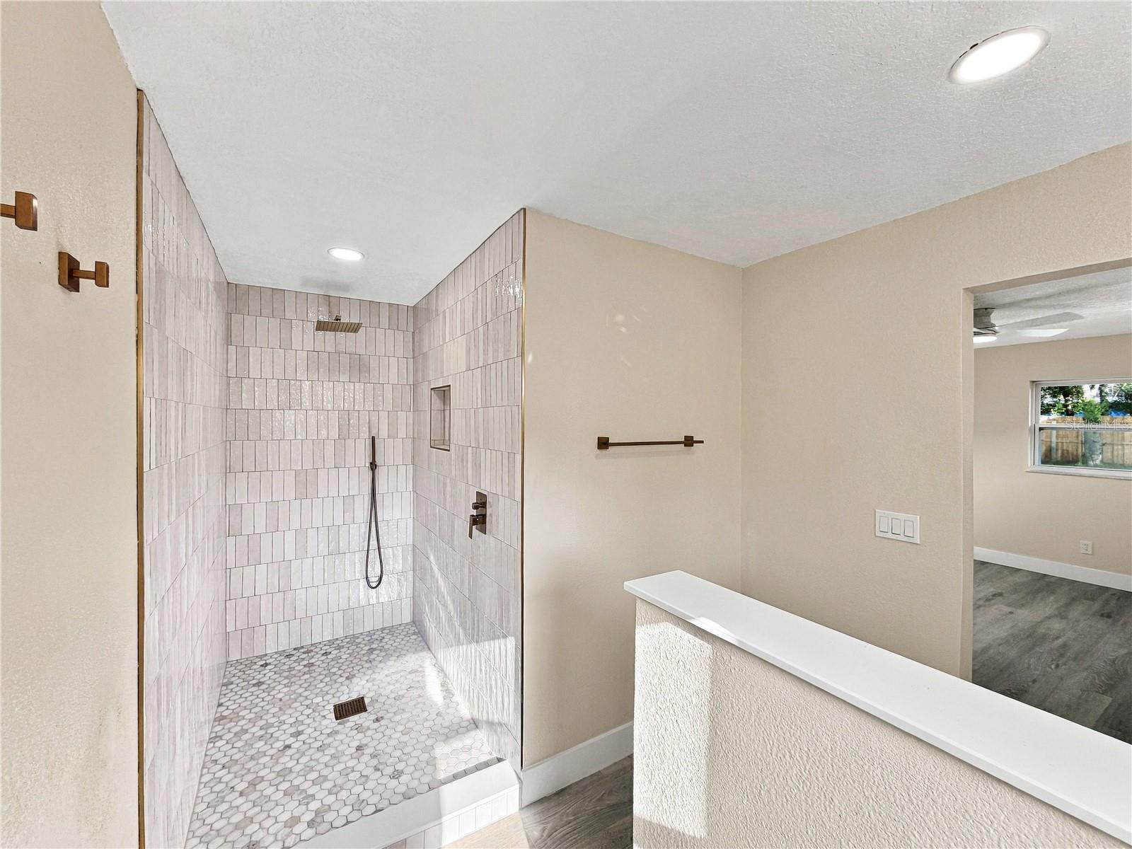 7015 Crestlake Dr Property Photo 21