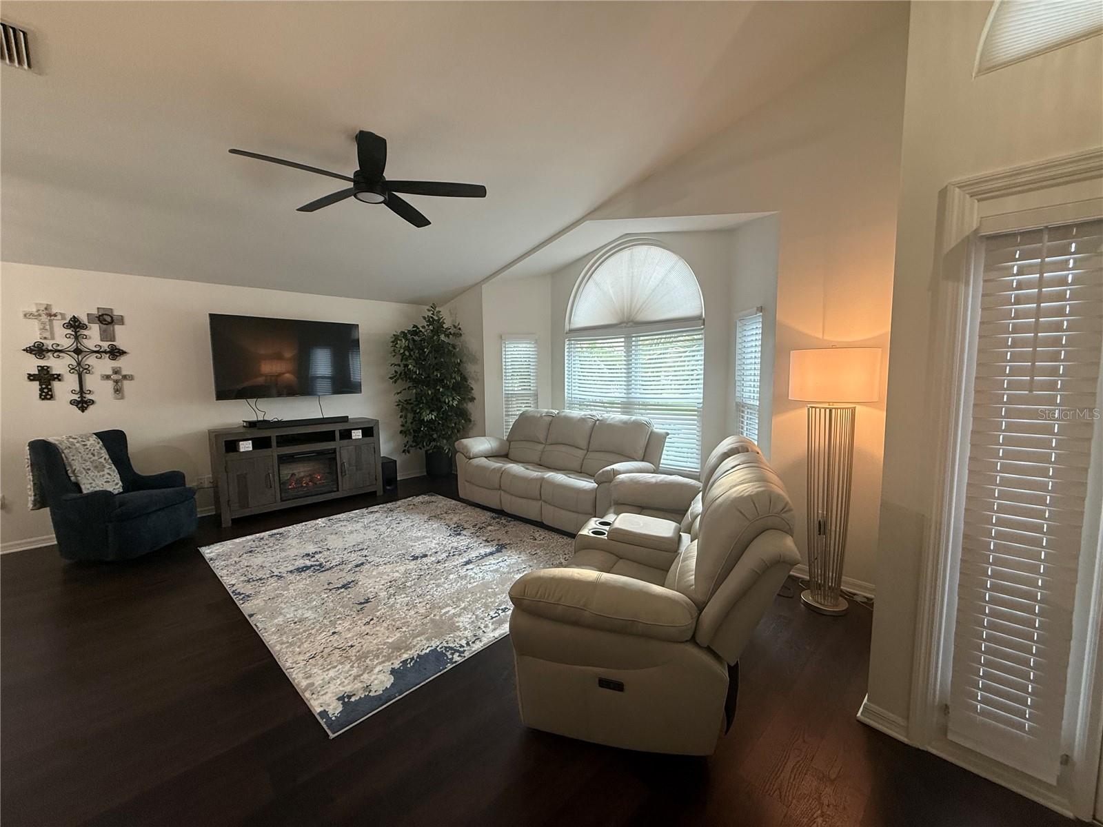 6060 Condor Dr Property Photo 4