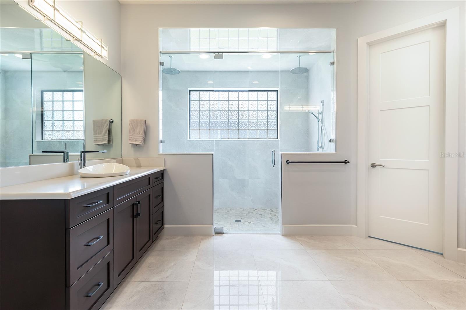 O6428598 Property Photo 15