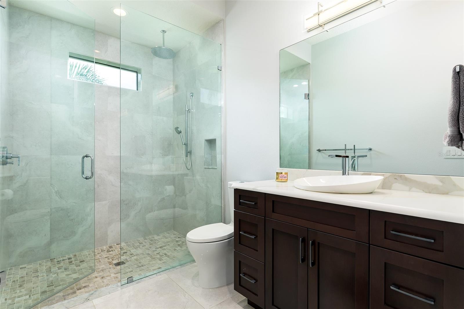 O6428598 Property Photo 18
