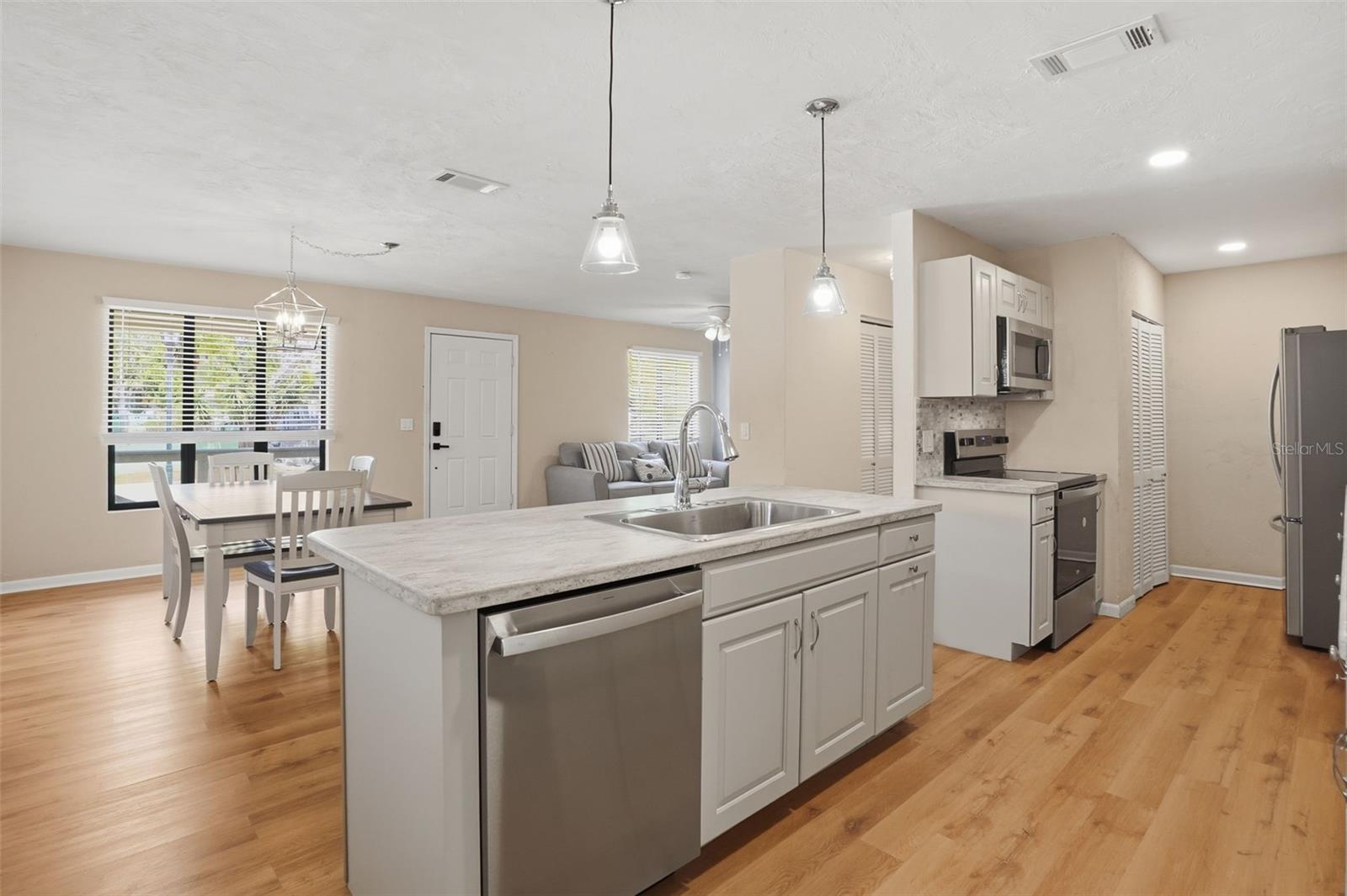 254 Oleander Pl Property Photo 6