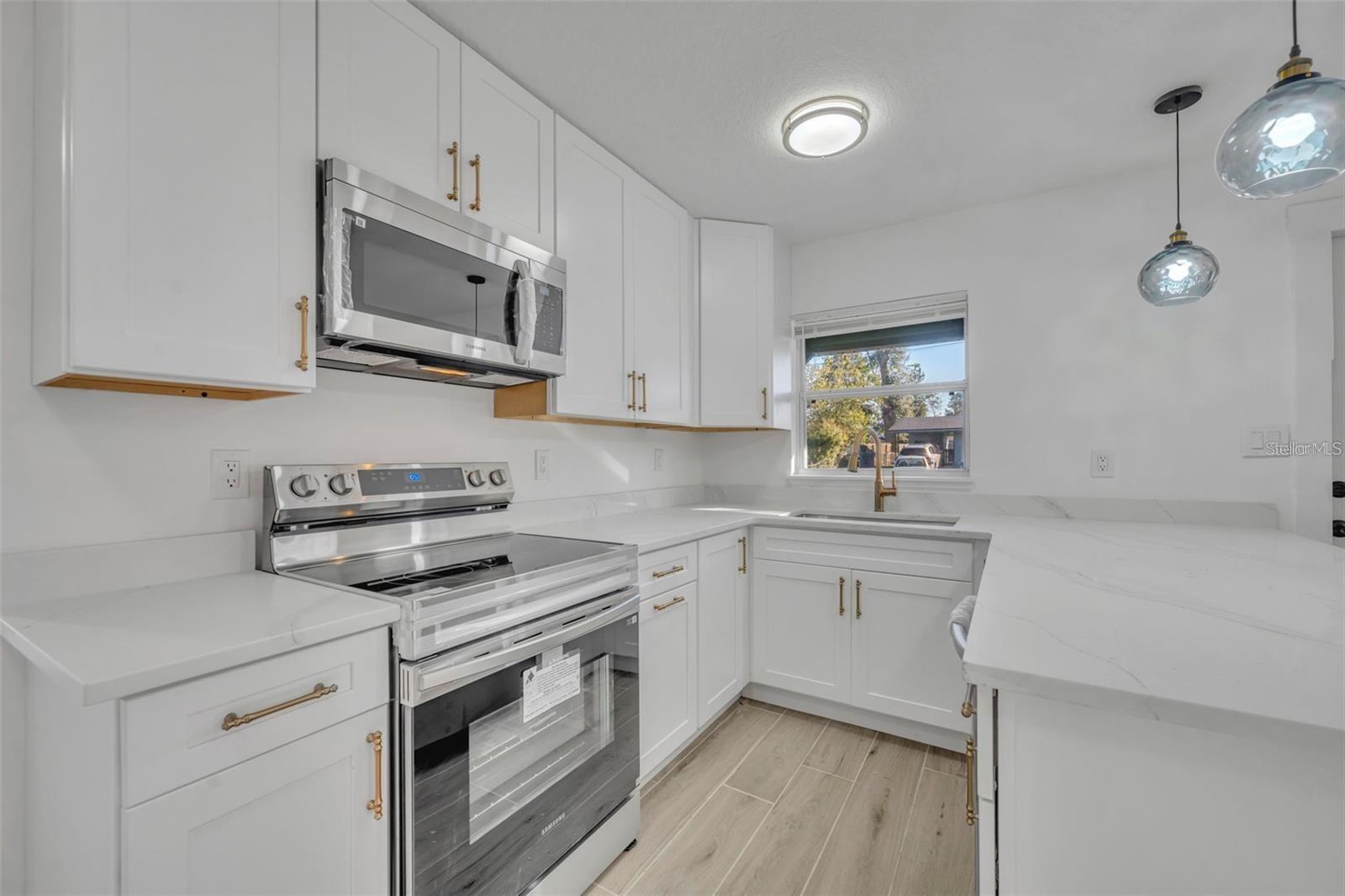 1224 Helen St Property Photo 4