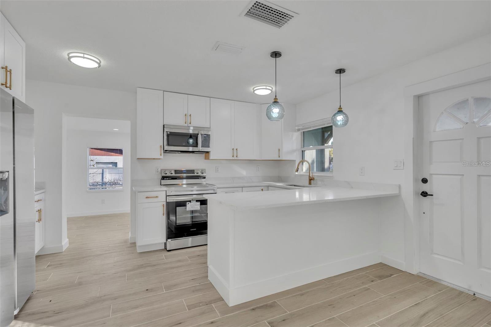 1224 Helen St Property Photo 5