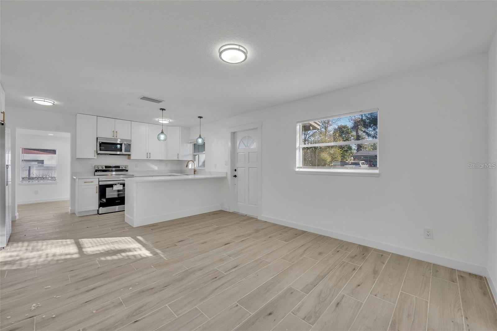 1224 Helen St Property Photo 6