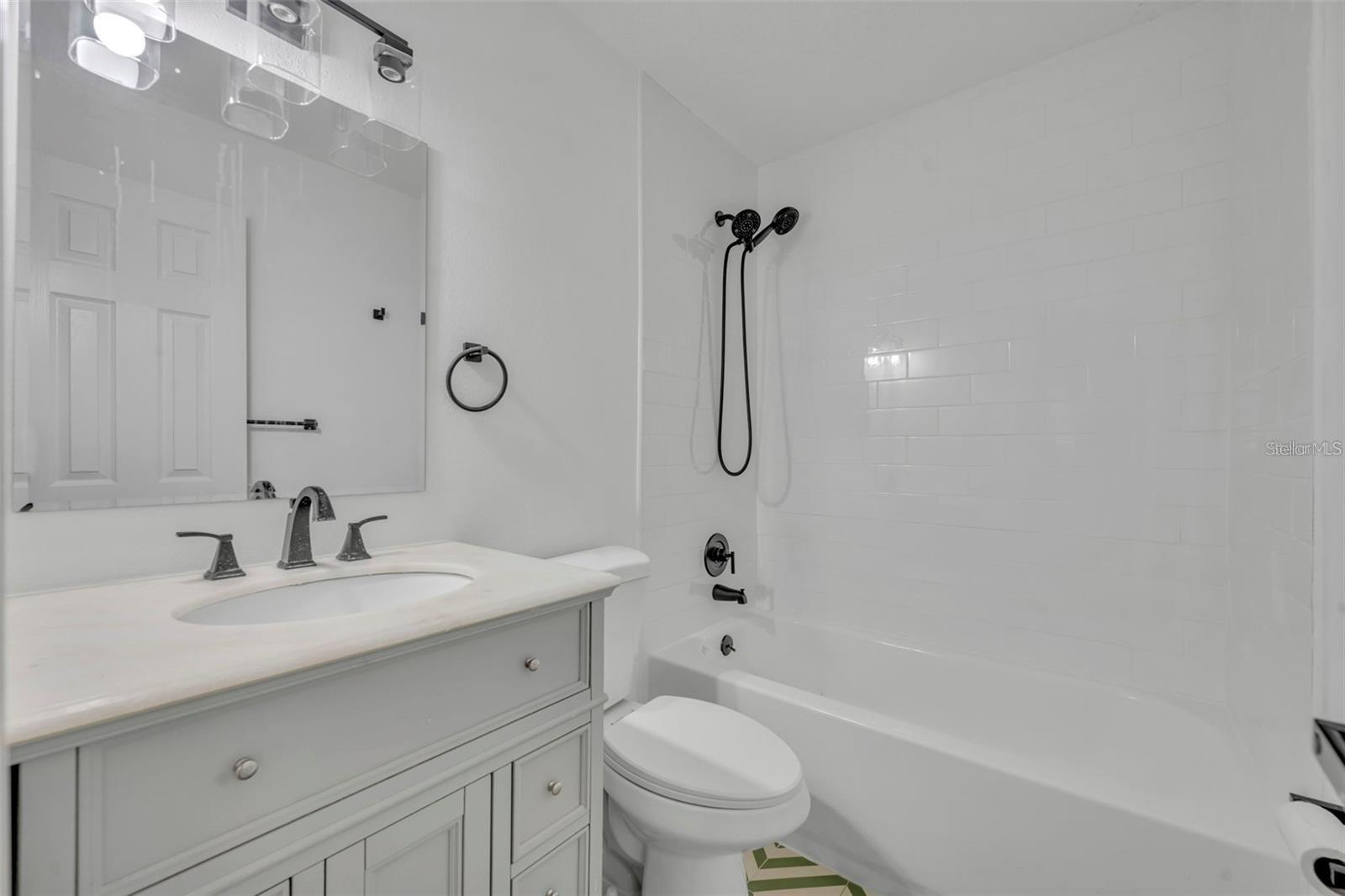 1224 Helen St Property Photo 9