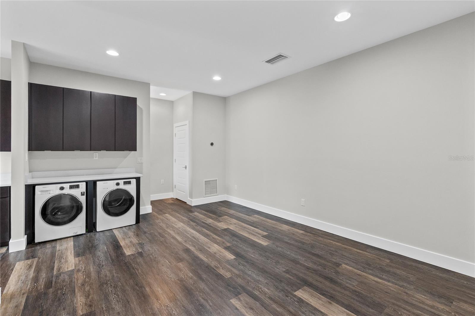 14105 Corrigan Ave #b Property Photo 6