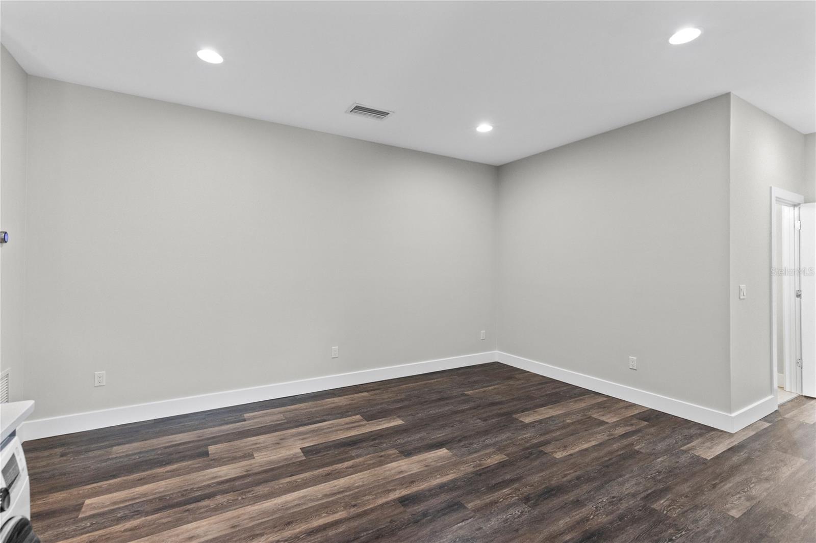 14105 Corrigan Ave #b Property Photo 7