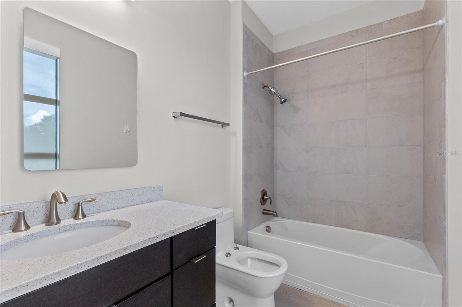 14105 Corrigan Ave #b Property Photo 11