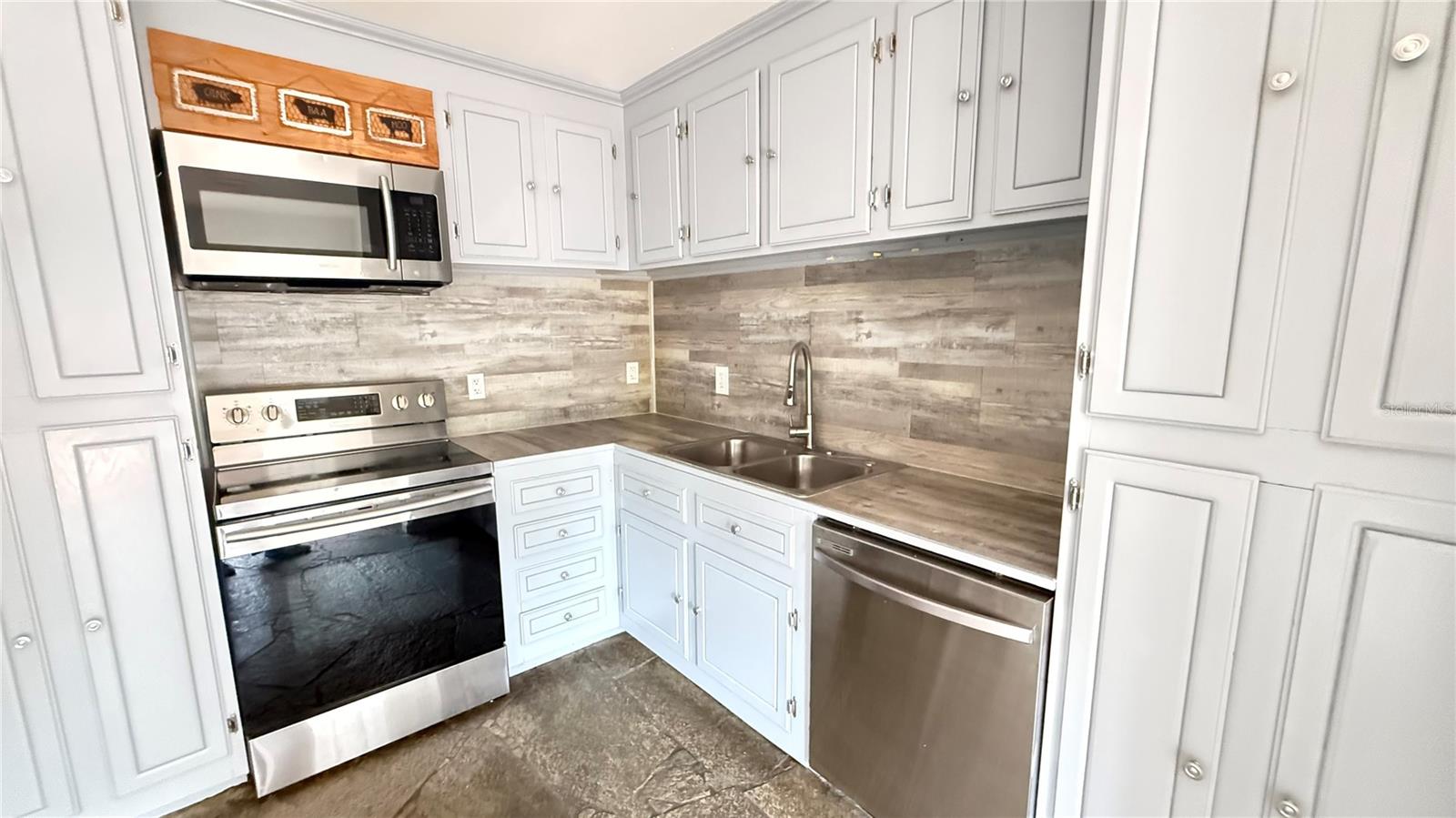 4694 Pheasant Run Dr #2b Property Photo 16